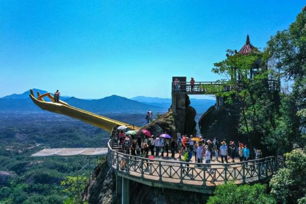 湖南值得去的景區，由怪石奇峰、石洞組成，丹霞地貌多樣景觀豐富