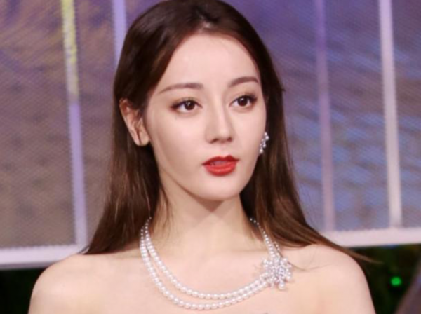 知名主持陳玲耳環不慎掉落！從容發言一臉淡定，鏡頭切換迅速撿起