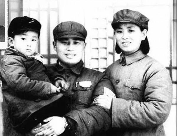 王近山職務越來越低,葬禮規格難倒眾人,鄧小平:按大軍區辦理 王近山職務越來越低,葬禮規格難倒眾人,鄧小平:按大軍區辦理