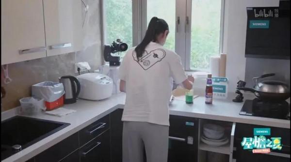 62歲劉雪華獨居生活曝光，無兒無女丈夫墜樓，全網都在心疼她