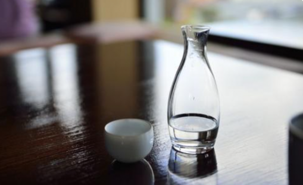 醫生提醒：酒桌上，若碰到一喝酒就臉紅的人，儘量要遠離