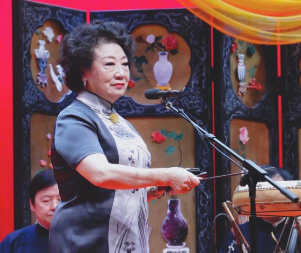 德雲社又有喜事了！郭德綱一家三口罕見同框，親朋好友都來捧場