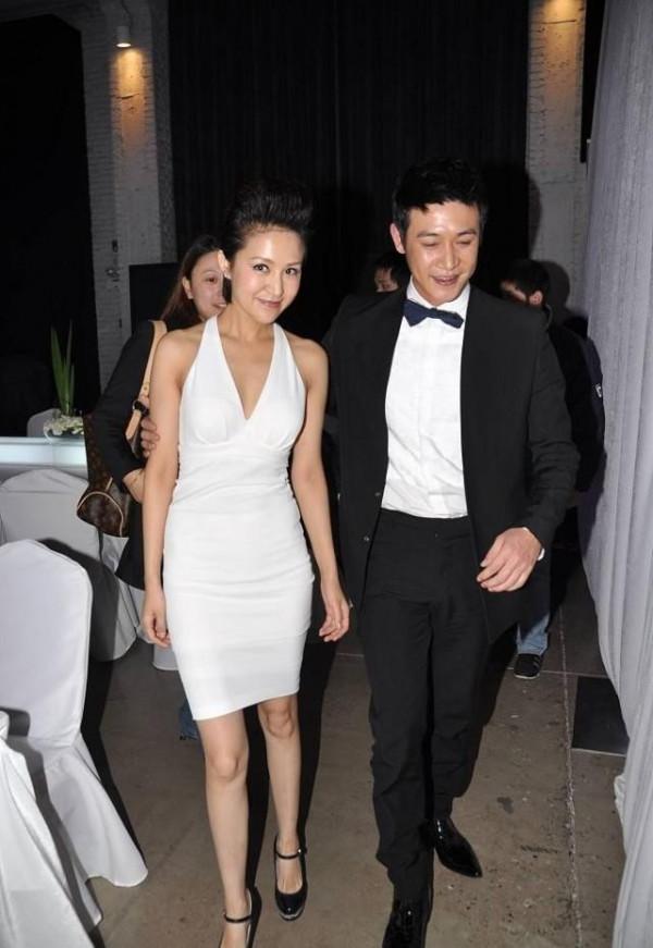 大背頭原來也適合女人，鮑蕾的髮型就挺顯高的，純白裙裝真美