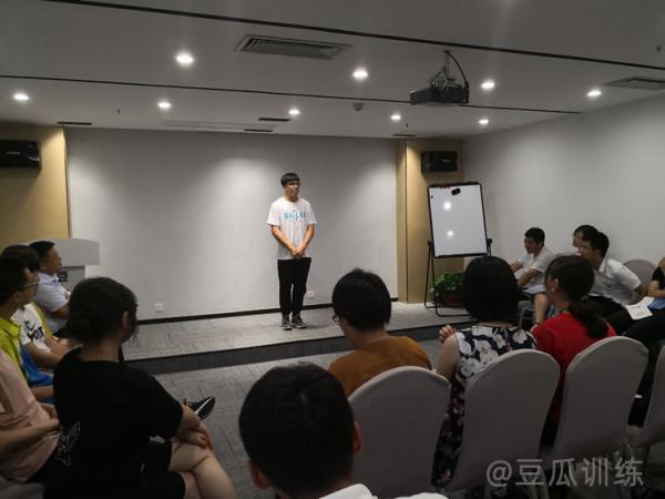 精彩的開場白形成良好的第一形象