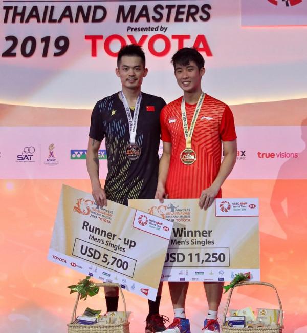 駱建佑一黑到底！2-0橫掃印度名將，獲新加坡首個羽毛球世界冠軍