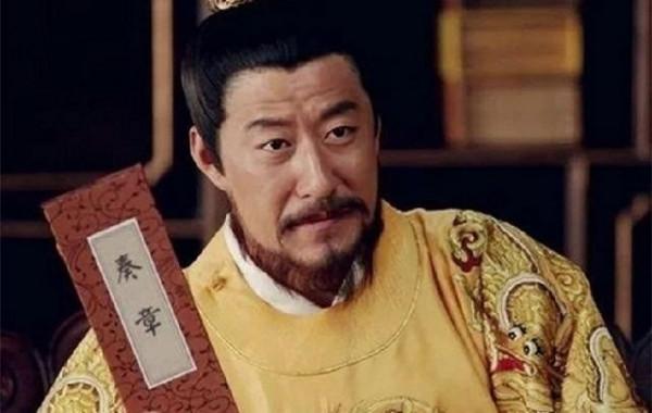 朱元璋批奏摺到深夜，一宮女端來碗熱粥，朱元璋：粥留下，人斬了