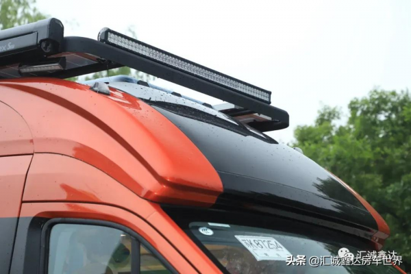 帶全套越野護甲,還配星空頂、商務座和三種駕駛模式的奇瑞房車 帶全套越野護甲,還配星空頂、商務座和三種駕駛模式的奇瑞房車