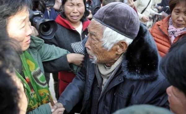 老漢過完80大壽，說自己丟了件東西，五個兒女含淚說：爸你真傻呀