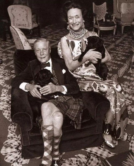 女王大伯愛得卑微,為辛普森夫人付出一切卻無人送終,靠侄女善後 女王大伯愛得卑微,為辛普森夫人付出一切卻無人送終,靠侄女善後