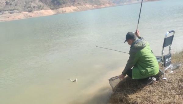 梅姐成功霸佔老公釣位,迎來新年開門紅 梅姐成功霸佔老公釣位,迎來新年開門紅