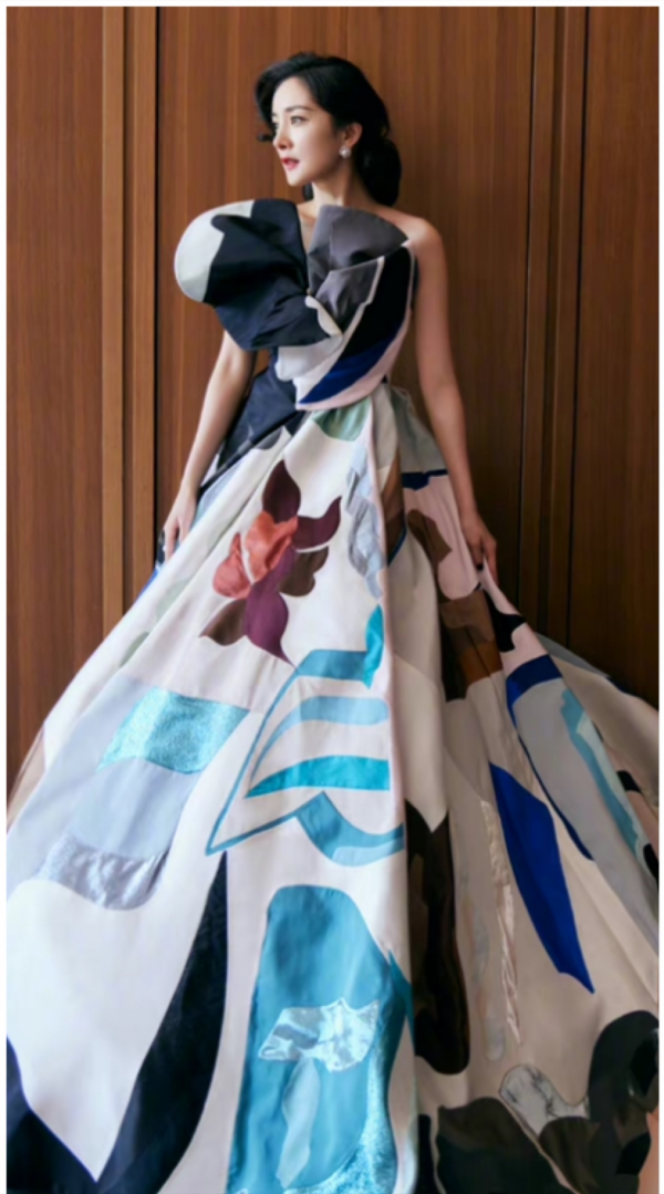 明星穿禮服手機都放在哪?楊冪告訴你:借男星的西裝口袋用下 明星穿禮服手機都放在哪?楊冪告訴你:借男星的西裝口袋用下