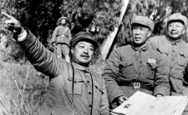 開國上將半夜上廁所，看到夜空劃過一束光，火速下命令：起床撤退