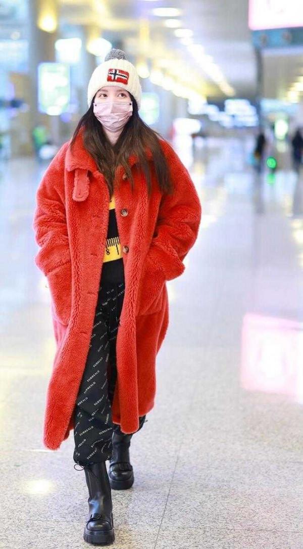張萌用力過猛險些翻車，穿紅色泰迪絨大衣走機場，幸虧氣質好