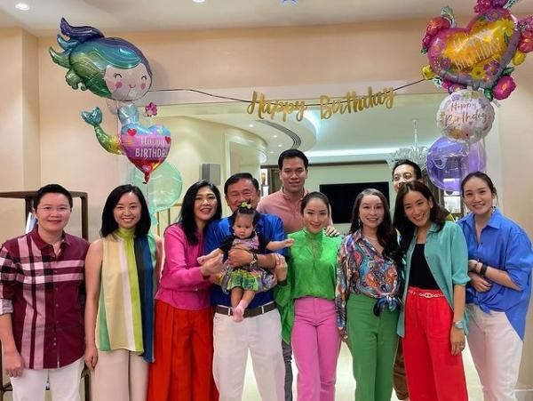 54歲英拉穿粉衣扮嫩,同框比美贏小24歲不丹王后,哥哥始終守護她 54歲英拉穿粉衣扮嫩,同框比美贏小24歲不丹王后,哥哥始終守護她