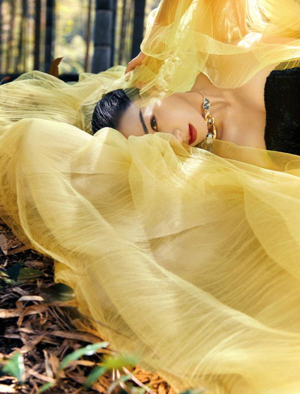 44歲黃奕拍時尚寫真大片，置身廣西叢林秘境，身穿紗裙美如仙女