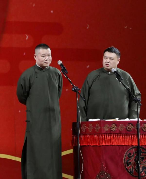 德雲社大褂等級分明？岳雲鵬出道16年，統計他穿過的所有大褂