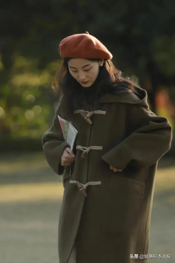 復古女孩丨冬日衣櫥裡怎能少一件經典牛角扣大衣呢？