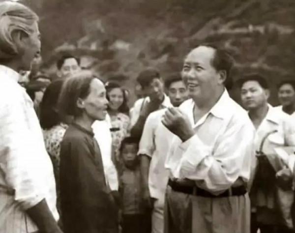 1959年，毛主席重回韶山，共和3000名鄉親握手，最後手竟然握腫了
