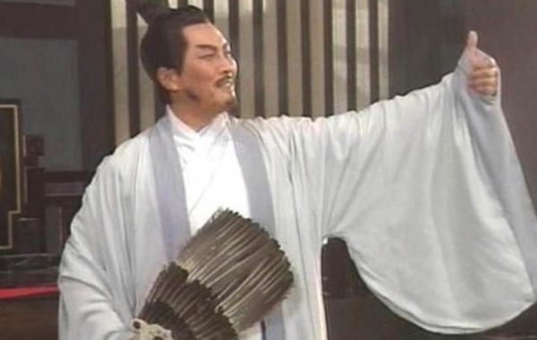 諸葛亮認為必佔荊州，龐統卻說荊州不能要，兩人的水平立見高低