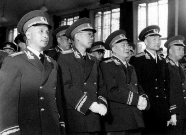 這位軍區副司令，榮獲三枚一級勳章，卻為何僅被授予大校軍銜？