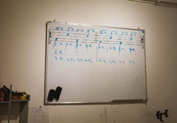 「生活記」開漢EV學架子鼓，享受追逐的快樂