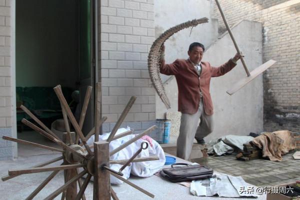 山西農民走村串巷做怪生意，收舊貨藏回家不賣1件，另有所圖