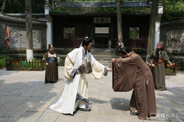 諸葛亮七星續命失敗大喊龐德公救我死後嘴含七粒大米有什麼深意嗎