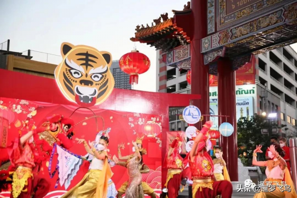 泰國年味兒特別濃，唐人街是春節大廟會，各大商場爭奇鬥豔拼裝飾