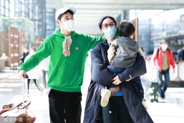 袁弘張歆藝一家三口溫馨出行 貼心為孩子擋鏡頭