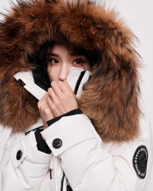 楊冪羽絨服拍照姿勢教學,能把帶毛毛的羽絨服穿得那麼好看時尚 楊冪羽絨服拍照姿勢教學,能把帶毛毛的羽絨服穿得那麼好看時尚