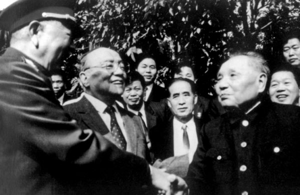 87年鄧小平指著劉華清和洪學智，問一邊的楊尚昆：他們命令下了沒