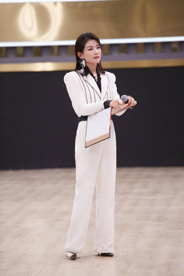 劉濤凹“女強人”人設上癮了，穿斑馬裙配大背頭氣場全開，真颯