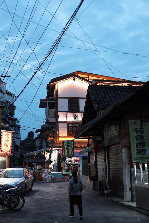 離成都不到一小時，發現一個原生態千年古鎮，小眾安靜美食超多