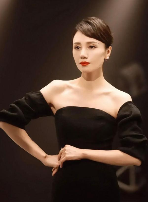 袁泉演繹東方女人的韻味兒，一襲黑色抹胸裙盤起頭髮，典雅又高貴