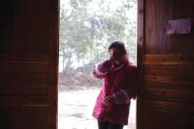 她一輩子沒有再嫁人，獨自拉扯兩個孩子，這個女人不容易