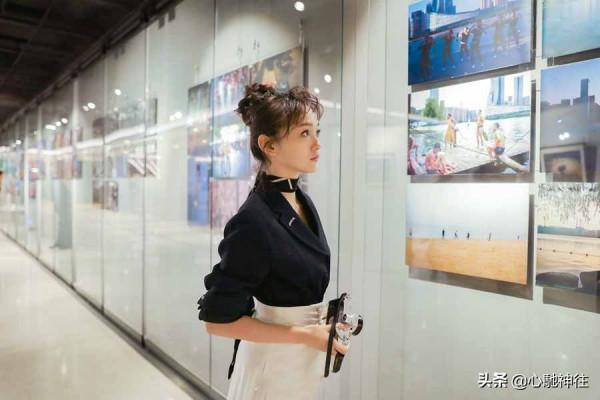 何泓姍身穿黑色翻領西服搭配白色高腰長裙，復古風滿滿