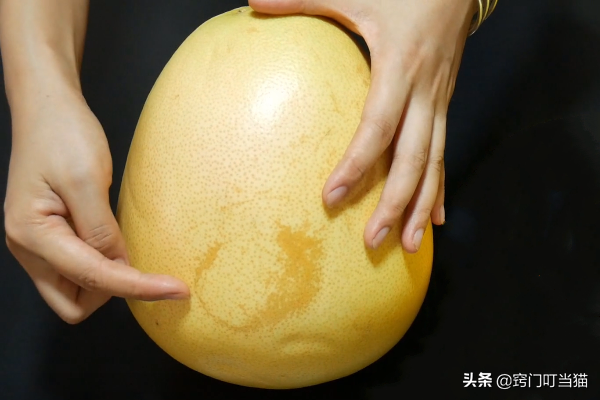 買柚子，挑“尖的”還是“圓的”？教你一招，個個皮薄汁多果肉甜