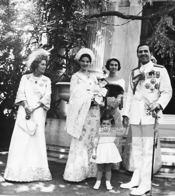 西班牙老王后穿十年前舊衣參加婚禮,一枚紅寶石吊墜,用意深刻 西班牙老王后穿十年前舊衣參加婚禮,一枚紅寶石吊墜,用意深刻