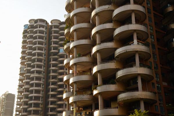 貴州一奇葩居民樓，造型超前似“烤麵筋”，小區環境優美成打卡地