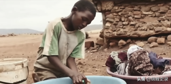 真實故事:非洲14歲窮苦男孩,8年前被父母拋棄,做苦工撫養2個弟弟