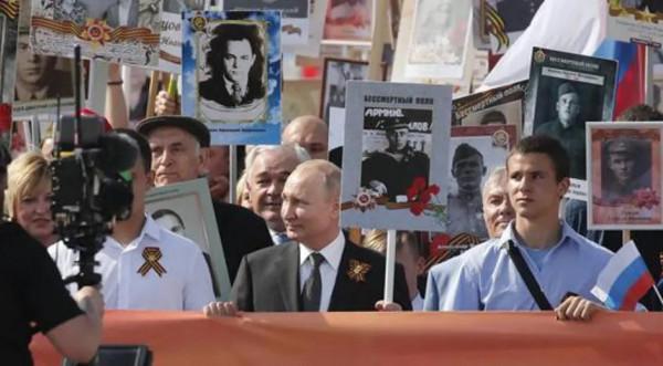 2015年，普京放下身份，高舉父親遺像參加遊行，他為何這麼做？