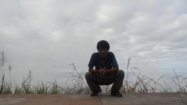 小夥徒步探秘深山三國邊境，險些踏空跌入懸崖，幾乎沒遊客到過