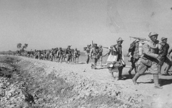 1946年，6千名解放軍被敵軍包圍，一地主站出來：我能幫你們突圍