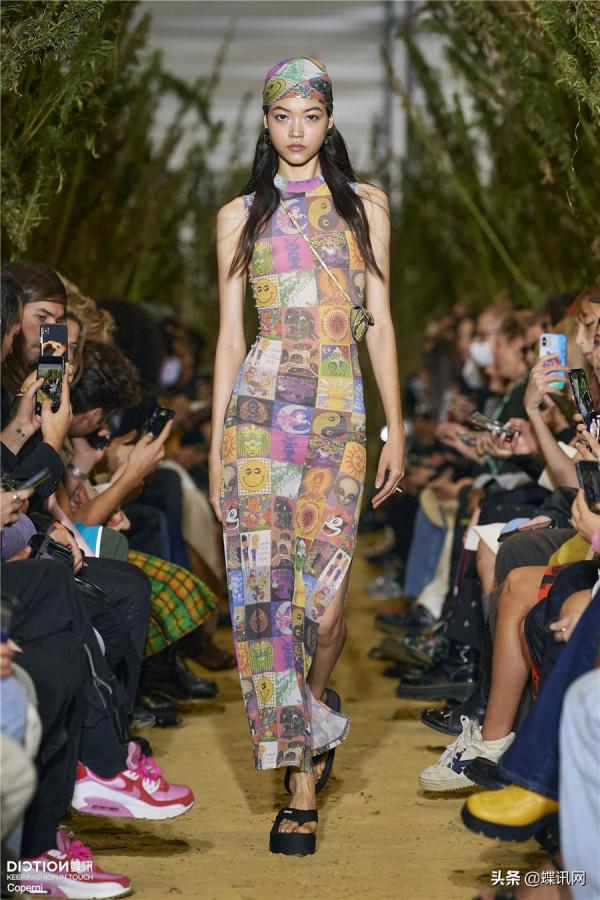 服裝流行趨勢—圖案 | 2022春夏女裝圖案分析：數字藝術