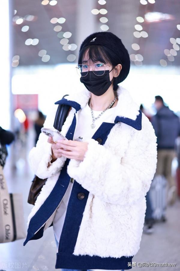 街拍:海陸白色羔羊絨短外套,軟軟糯糯宛若糯米糰子 街拍:海陸白色羔羊絨短外套,軟軟糯糯宛若糯米糰子