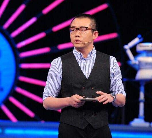 過氣主持人的尷尬：蹭熱度、跑商演、被網友嫌棄，看著好卑微