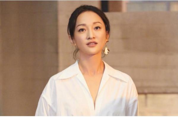 被導演侄子暴打，嫁2婚聯想總監，退出娛樂圈的孫菲菲，該怪誰呢