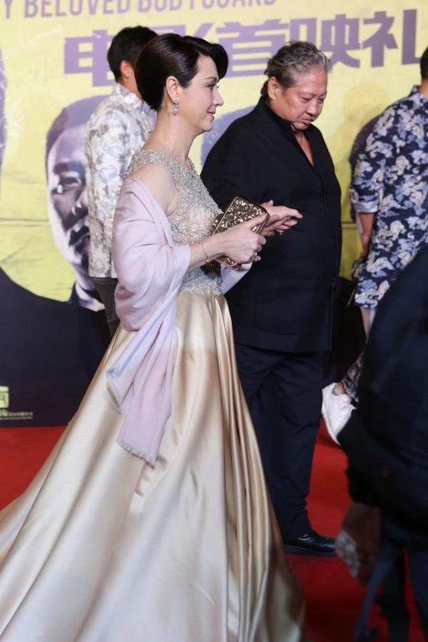 洪金寶的“混血”妻子，身穿“透光”裸色裙，看著華麗而又精緻