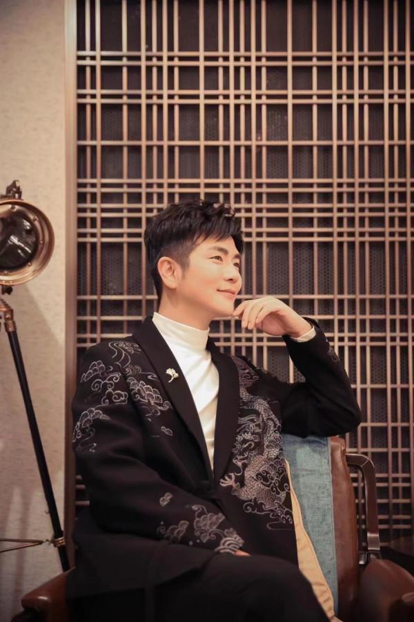 張曉龍：與其自怨自艾，不如充盈自己丨人物