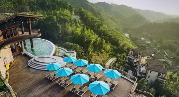 藏在森林的高逼格度假去處，國內少有的懸崖溫泉，老廣：值得去